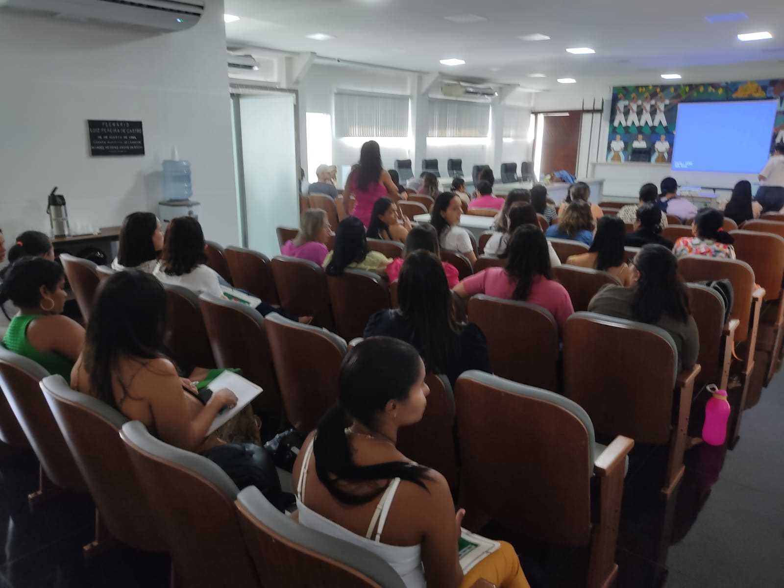 Camacã: Enfermeiros e Técnicos de Enfermagem participam de palestra sobre Boas Práticas de Vacina